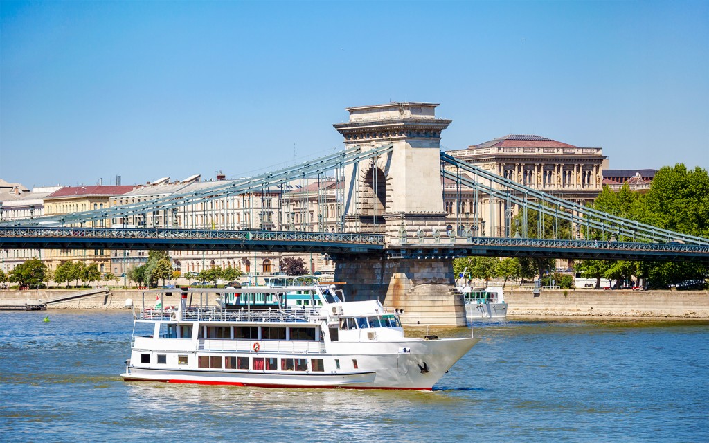 Budapest Danube River Sightseeing Cruise with Drinks (Sightseeing Cruise with 2 Cocktails) - 2