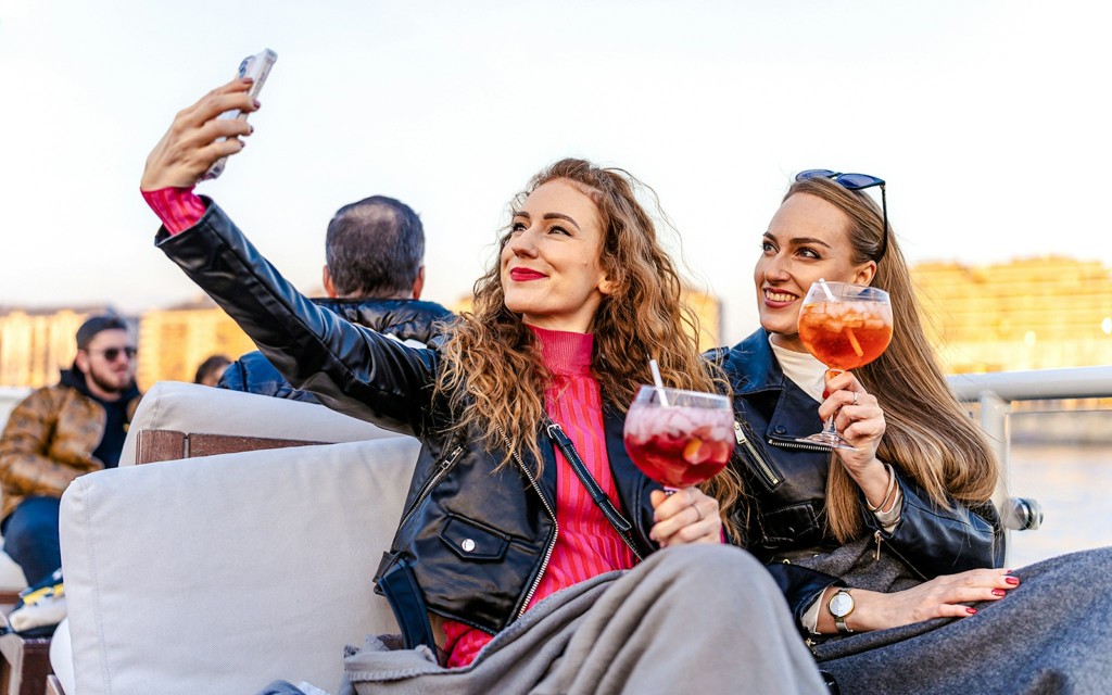 Budapest Premium Sightseeing Cruise with Tokaj Frizzante (Daytime Cruise with Tokaj Premium Frizzante) - 2