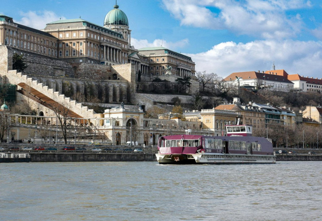 Budapest: Sightseeing Cruise From Buda + Audio guide (Cruise + Audio guide) - 1