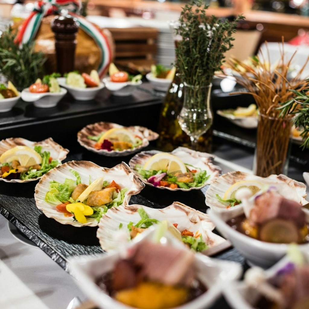 布达佩斯传统匈牙利风味晚餐游船配现场音乐 - 12-Course Buffet - 3