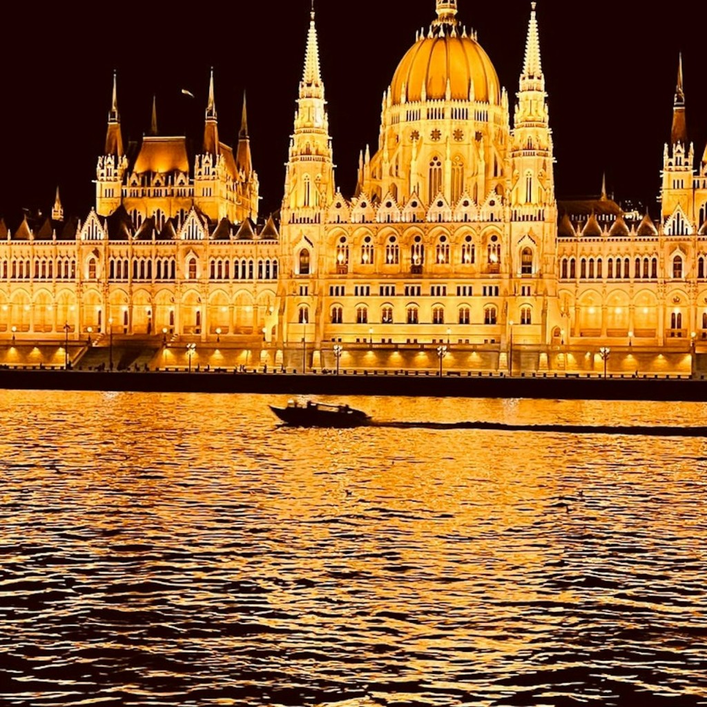 Budapest: Cena-crucero tradicional húngara con música en directo - Small Buffet - 1