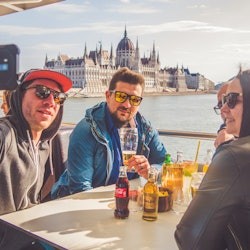 Budapeste: Passeio de barco com bebidas ilimitadas - 1