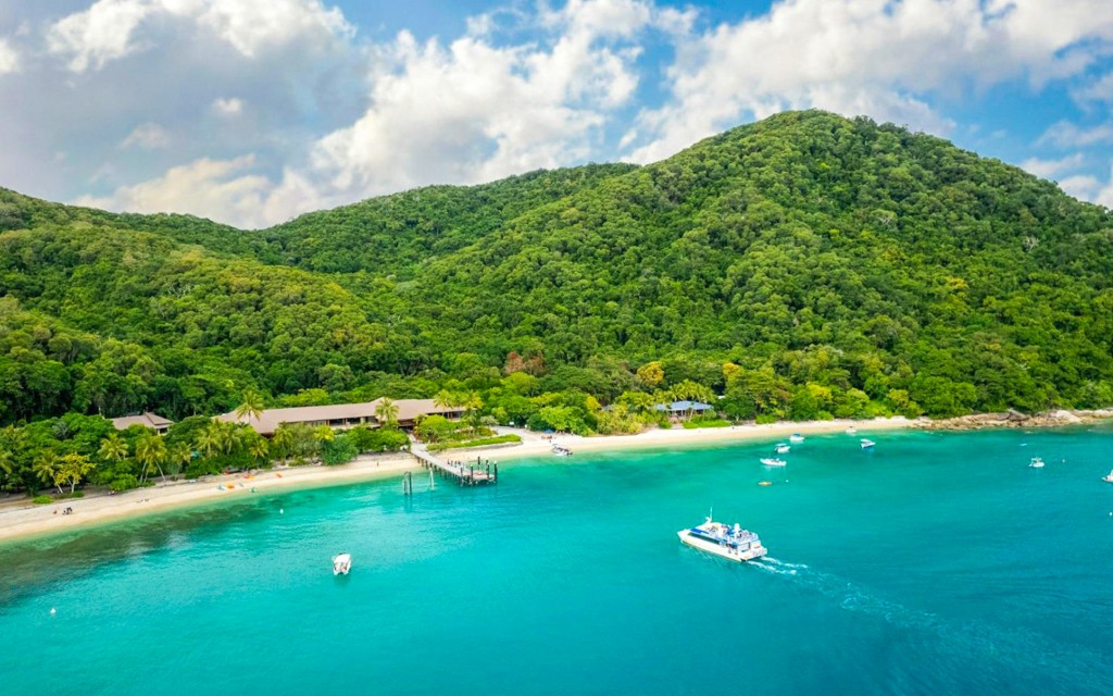 Halbtageskreuzfahrt von Cairns nach Fitzroy Island mit Aktivitäts-Upgrades (Half Day Cruise with Lunch & Snorkel Equipment) - 1