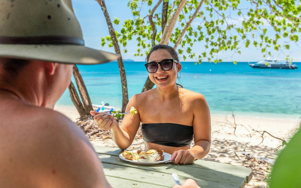 Cairns zu den Frankland-Inseln: Riffbootsfahrt mit Schnorcheln + Mittagessen (Frankland Islands Reef Cruises All Inclusive Day Tour) - 3