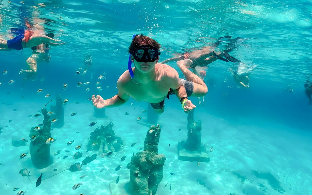 Cancún: Wycieczka prywatnym katamaranem na Isla Mujeres z rurką do nurkowania (10+ gości) (4-Hour Tour for 30 People) - 1