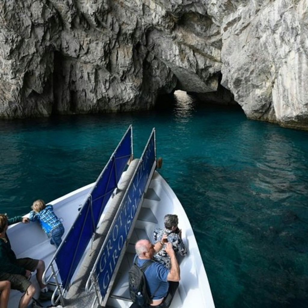 Isla de Capri: Excursión de un día desde Nápoles con paseo en barco por la isla - Pick-up from Naples - 2