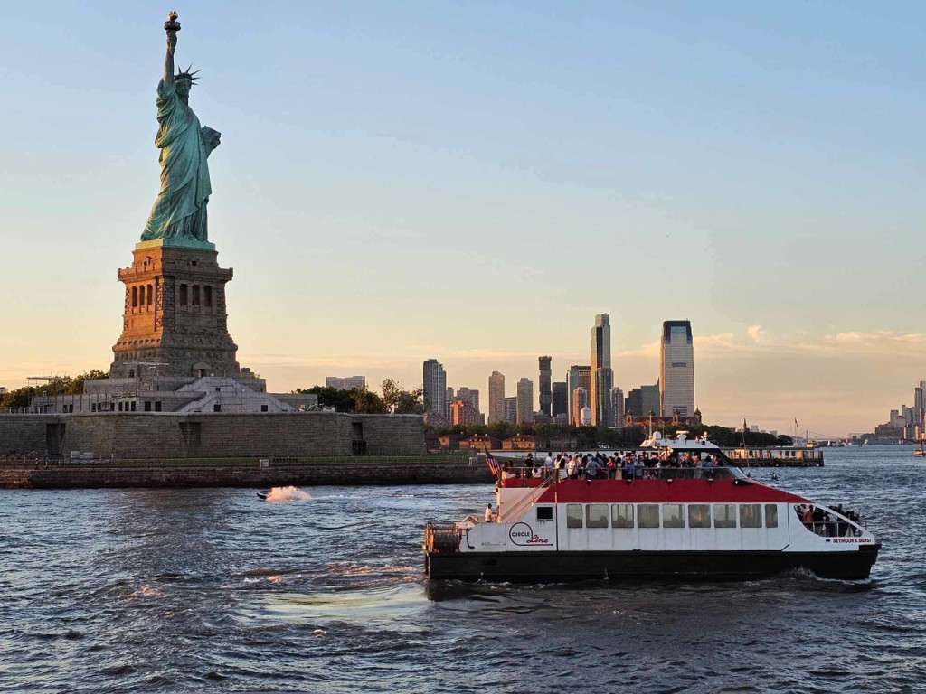Circle Line Downtown "Liberty Sunset" Evening Cruise (1.5 hours): Reserved Straight-to-Board Ticket (1.5 Hours "Statue of Liberty at Sunset" Evening Sightseeing Cruise by Circle Line Downtown) - 1