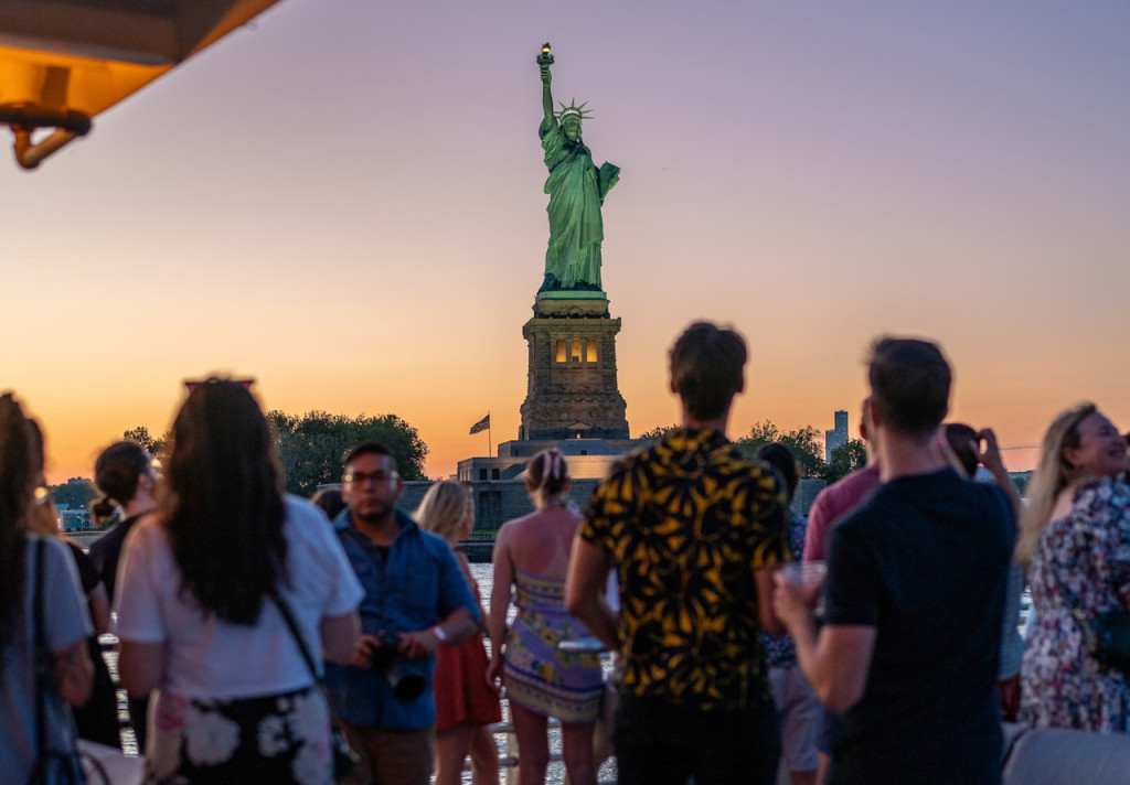Circle Line Downtown "Liberty Sunset" Evening Cruise (1.5 hours): Reserved Straight-to-Board Ticket (1.5 Hours "Statue of Liberty at Sunset" Evening Sightseeing Cruise by Circle Line Downtown) - 3