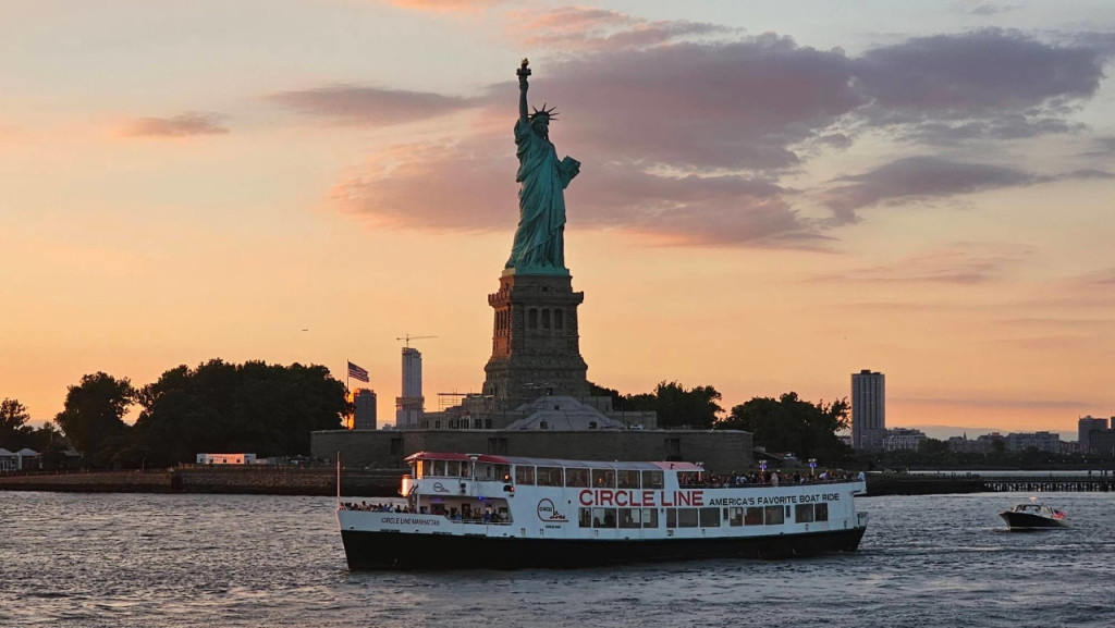 Circle Line "NYC Harbor Lights" Evening Cruise (2 hours): Reserved Straight-to-Board Ticket (2 Hours "NYC Harbor Lights" Evening Sightseeing Cruise by Circle Line) - 1