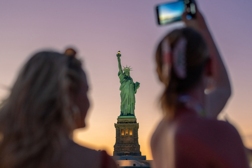 Circle Line "NYC Harbor Lights" Evening Cruise (2 hours): Reserved Straight-to-Board Ticket (2 Hours "NYC Harbor Lights" Evening Sightseeing Cruise by Circle Line) - 2