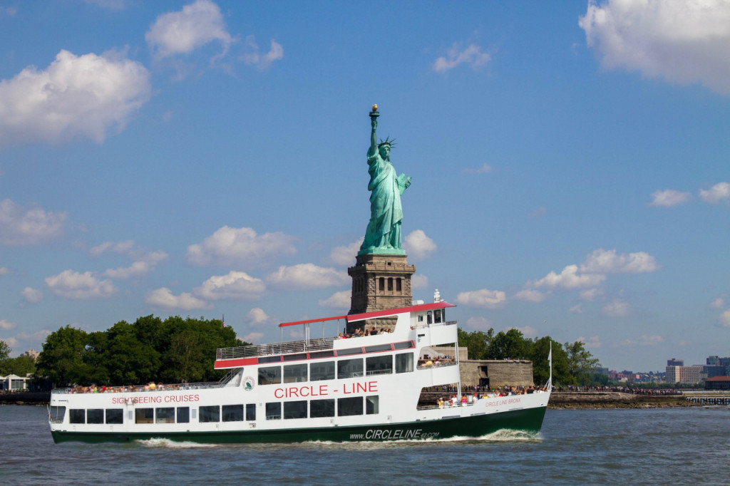 Circle Line "NYC Landmarks" Sightseeing Cruise (1.5 hours): Reserved Straight-to-Board Ticket (1.5 Hours "NYC Landmarks" Sightseeing Cruise by Circle Line) - 1