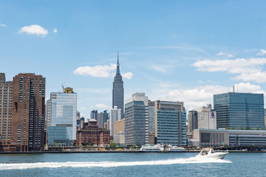 Circle Line "NYC Landmarks" Sightseeing Cruise (1.5 hours): Reserved Straight-to-Board Ticket (1.5 Hours "NYC Landmarks" Sightseeing Cruise by Circle Line) - 2