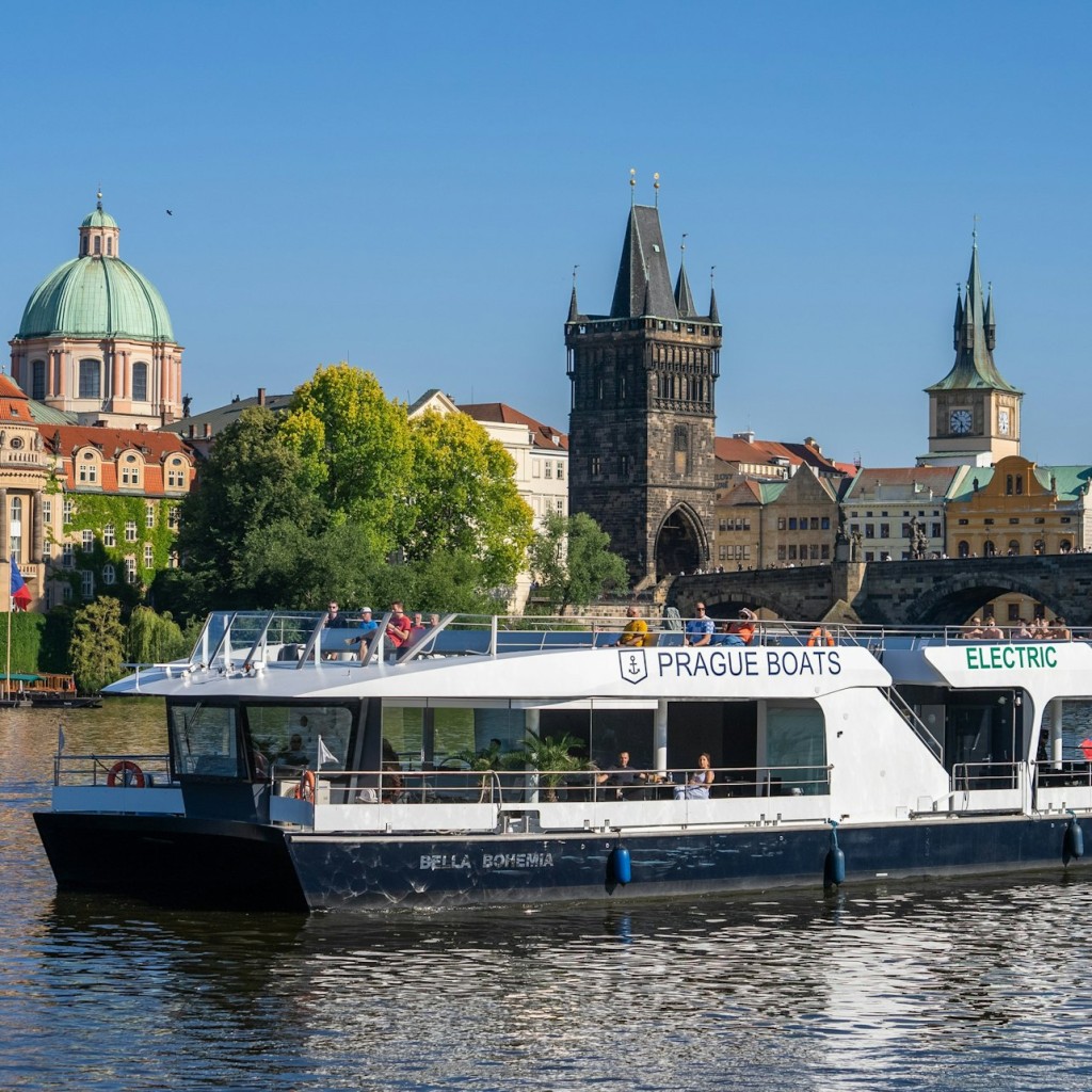 City Sightseeing Prague : Visite en bus Hop-on Hop-off + Croisière sur le fleuve - 48-Hours Hop-On Hop-Off Bus with 1hr Cruise - 1