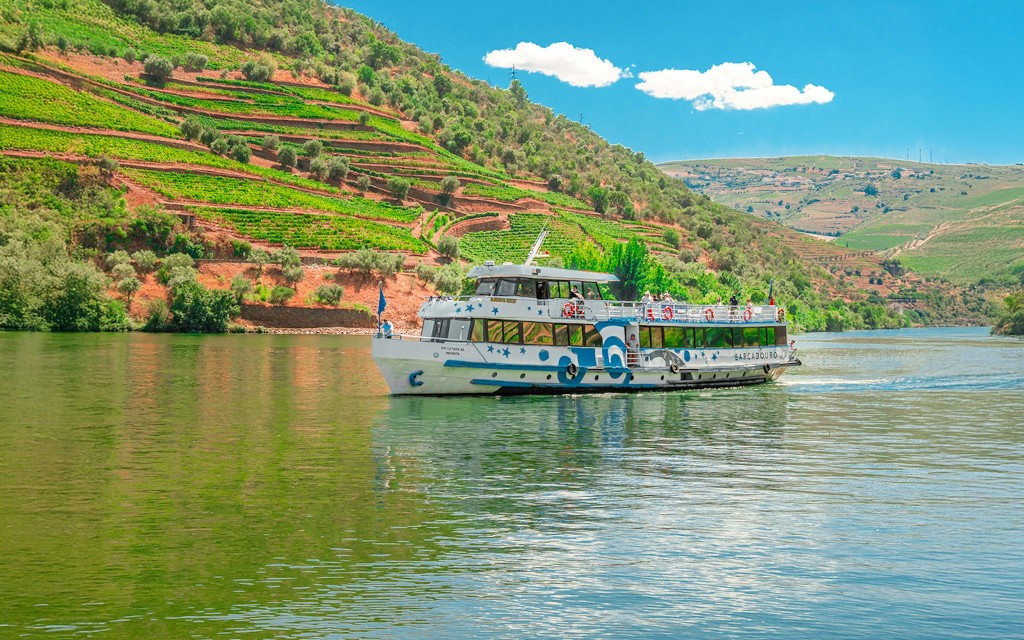 Klassische geführte Tour durch das Douro-Tal mit 1-stündiger Schifffahrt in Pinhão, traditionellem Mittagessen und Weinproben
(Small Group Guided Tour with Hotel Transfers) - 1