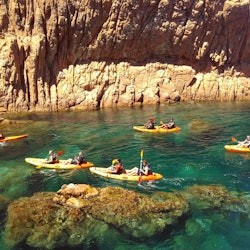 Costa Brava: Tour di un giorno con kayak, snorkeling e salto dalla scogliera da Barcellona - 1