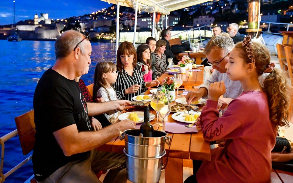 Crucero con cena frente a los muros de las ciudades de Dubrovnik al atardecer (Dinner Cruise in Front of Dubrovnik City Walls at Sunset) - 1