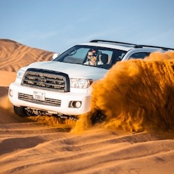 Safari serale nel deserto di Dubai: Sandboarding, giro in cammello e cena con barbecue - 1