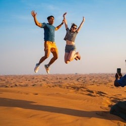 Safari serale nel deserto di Dubai: Sandboarding, giro in cammello e cena con barbecue - 3