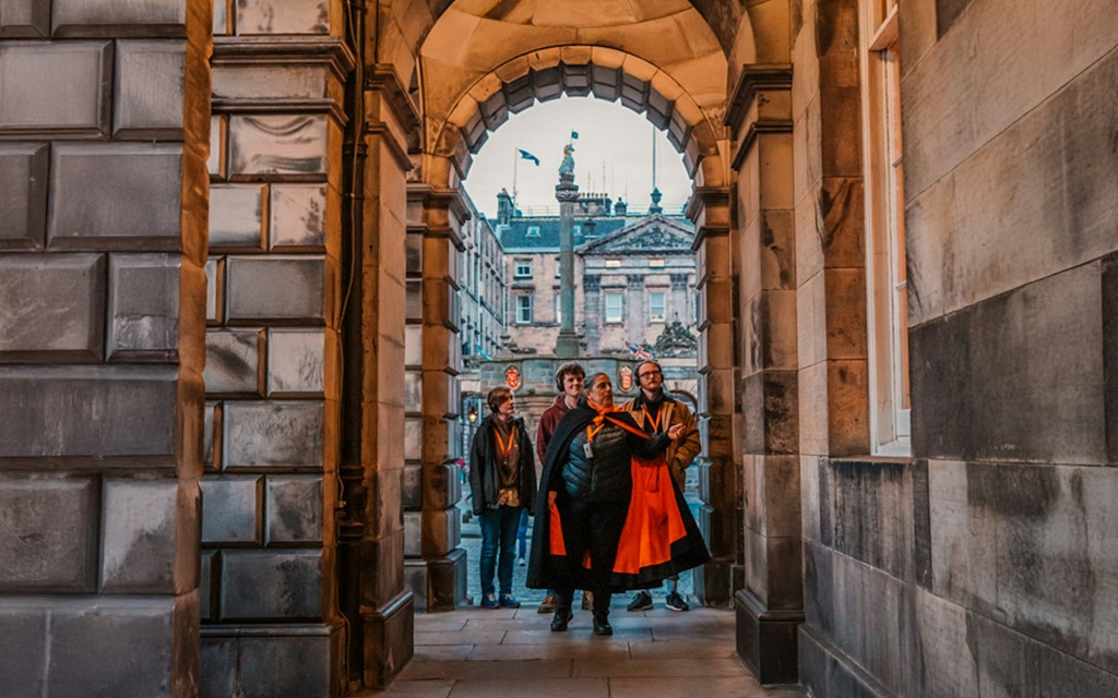 Edimburgo: tour notturno a piedi a tema fantasmi e storie lugubri (2-Hour Walking Tour in the Evening with Drinks) - 1