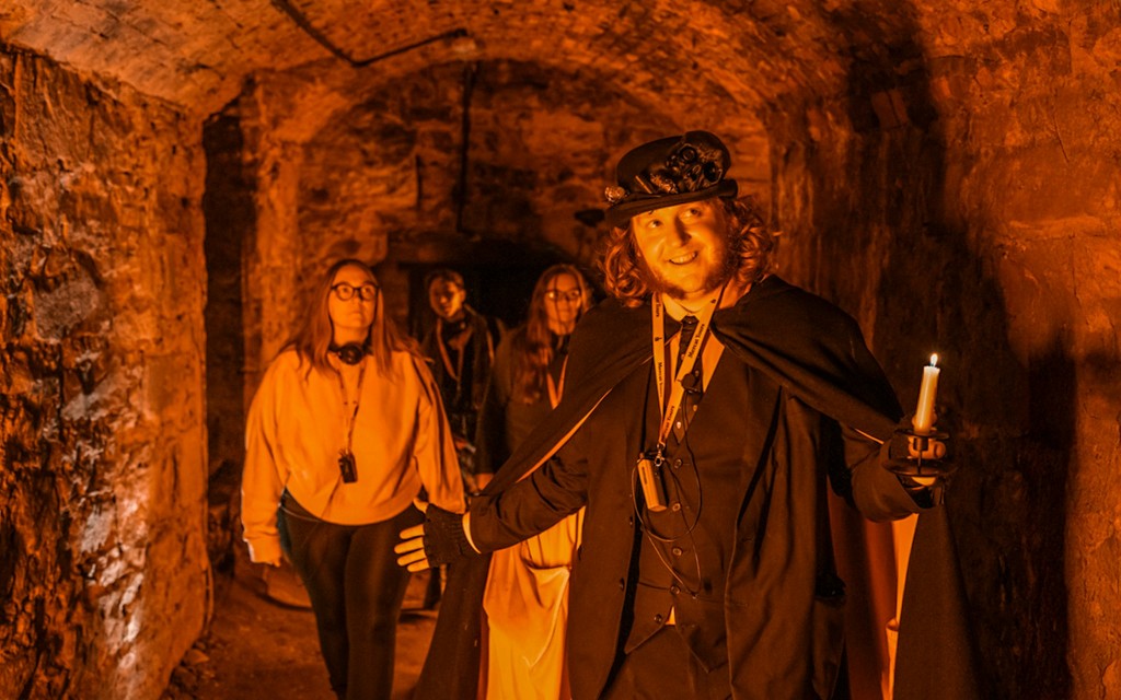Edimburgo: tour notturno a piedi a tema fantasmi e storie lugubri (2-Hour Walking Tour in the Evening with Drinks) - 2
