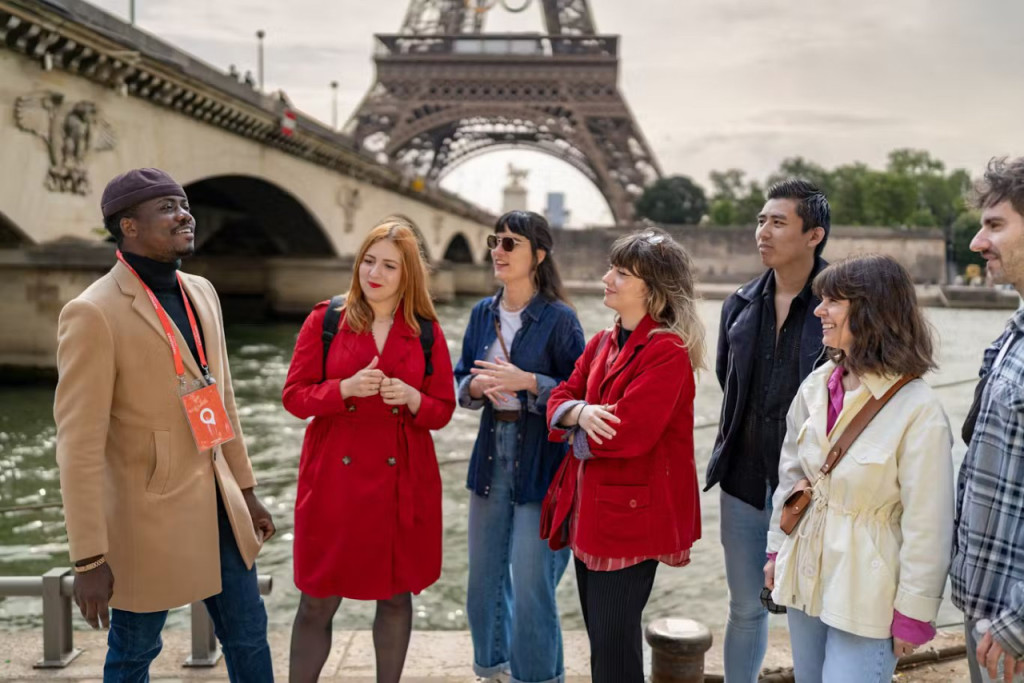 Eiffel Tower Guided Tours with Reserved Access and Optional Summit (Guided Tour with Reserved Access 2nd Floor and Summit Entry via Lift) - 2