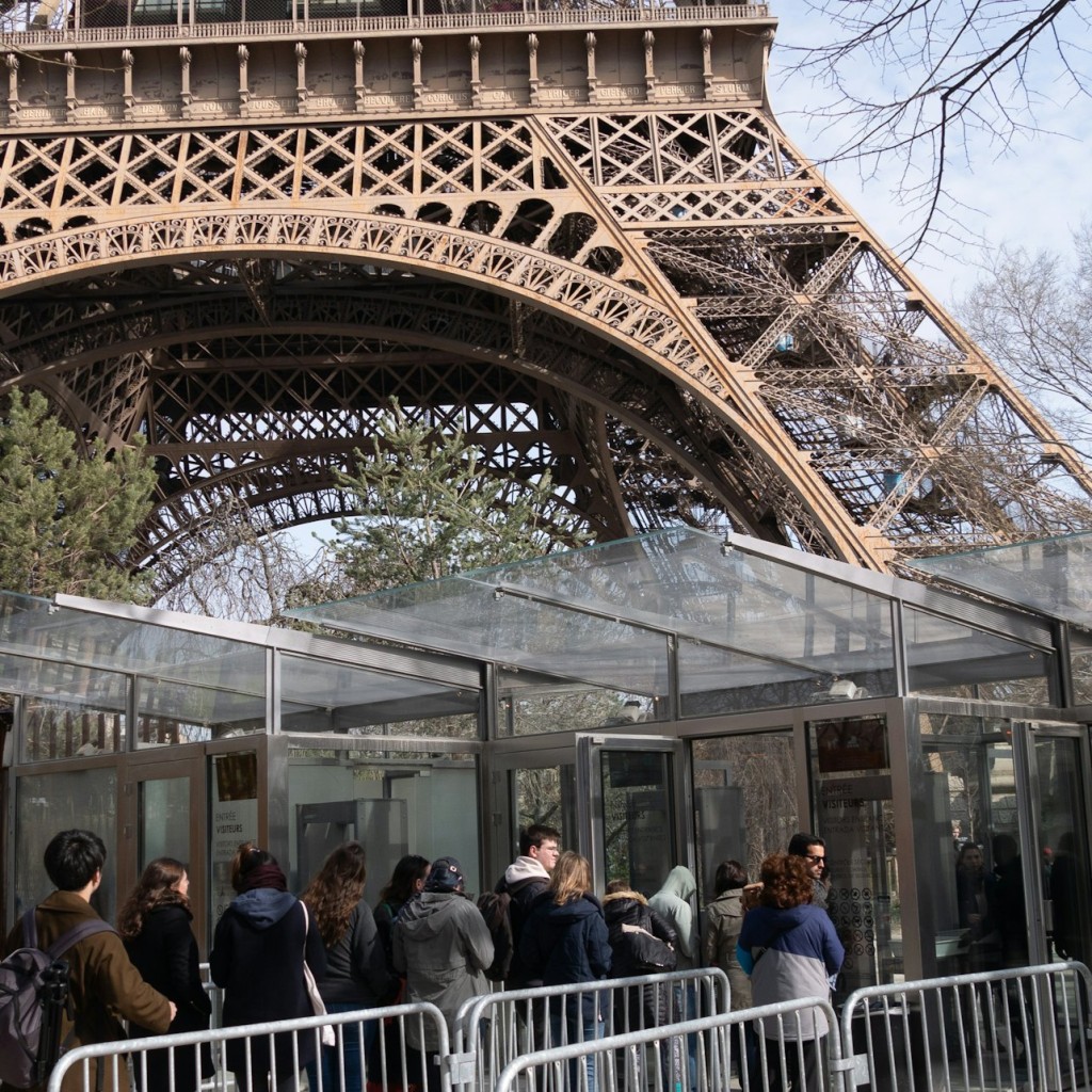 Torre Eiffel: Ingresso riservato + Tour mattutino con l'host - 1
