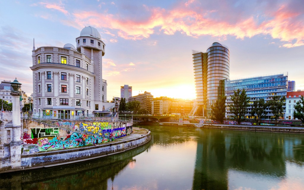 Abendliche Sightseeing-Schifffahrt auf der Donau und dem Donaukanal mit optionalem Abendessen (Evening Sightseeing Cruise with Dinner) - 3