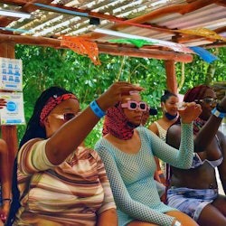 Aventura Extrema Cancún: Cabalgata con Paseo en ATV, Tirolinas y Cenote - 1