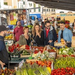 Florencia: Clase de cocina en grupo reducido + Vino ilimitado + Visita opcional al mercado - 1