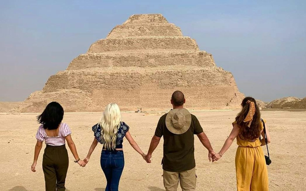 Do Cairo: Tour guiado de um dia inteiro pelas Pirâmides de Gizé, Esfinge, Saqqara e Memphis com almoço e traslados do hotel
(Group Tour + Entry Tickets) - 1