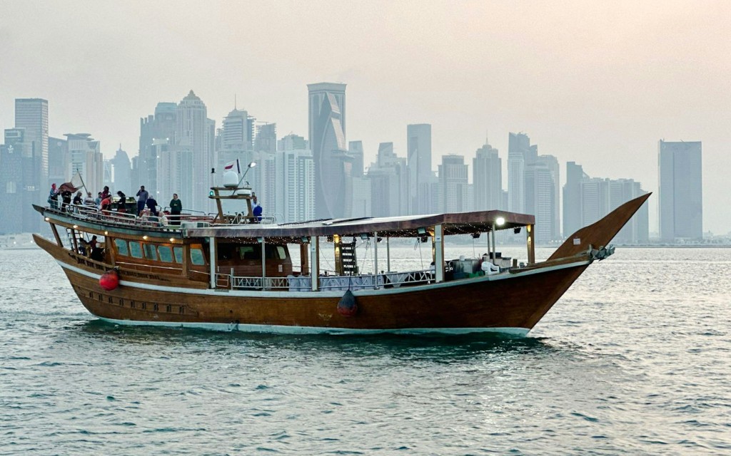 Desde Doha: Crucero turístico en dhow de 2 horas con cena (Sunset Dinner Dhow Cruise) - 1