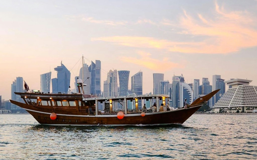 Desde Doha: Crucero turístico en dhow de 2 horas con cena (Sunset Dinner Dhow Cruise) - 2