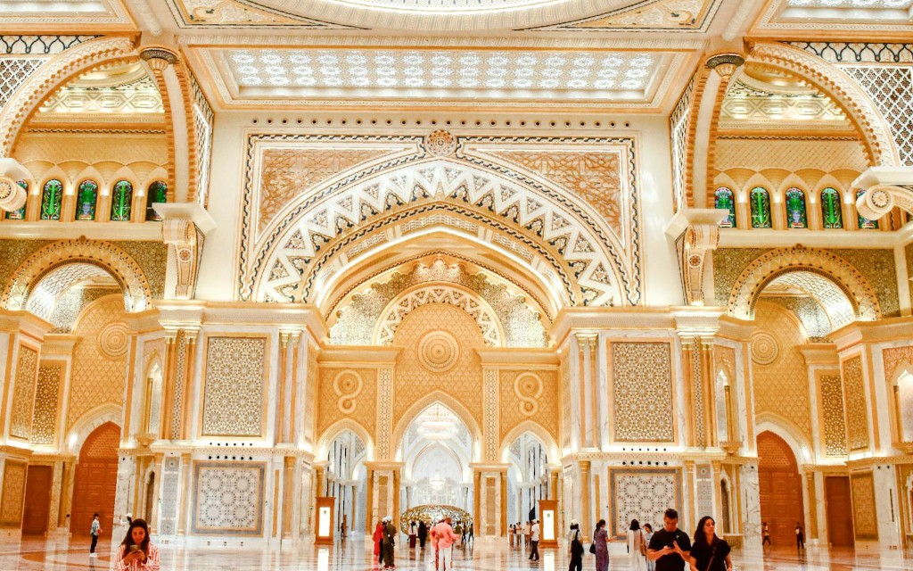 Da Dubai: Tour della città di Abu Dhabi di una giornata intera con la Grande Moschea dello Sceicco Zayed (Shared Morning City Tour + Lunch) - 1