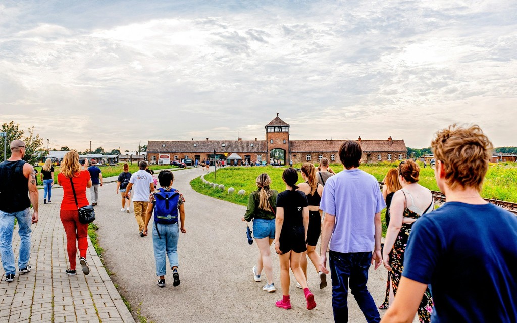 Desde Cracovia: visita guiada a Auschwitz-Birkenau con traslados (Italian Guided Tour with Meeting Point Pickup) - 1