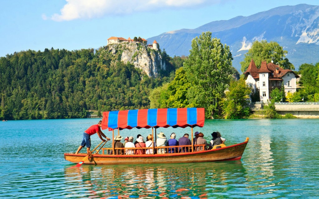 À partir de Ljubljana : Visite du lac de Bled, de la grotte de Postojna et du château de Predjama
(Lake Bled, Postojna Cave & Predjama Castle – Tickets Not Included) - 1