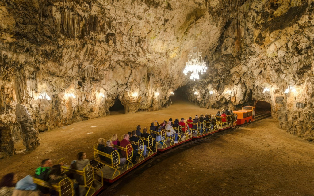 Von Ljubljana aus: Postojna-Höhle & Predjama-Burg geführte Tour (Postojna Cave & Predjama Castle Tour (Tickets Included)) - 1