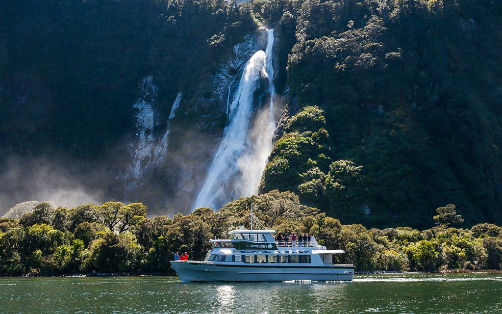 Ab Queenstown: Malerischer Flug und Bootsfahrt auf dem Milford Sound ( From Queenstown: Small Group Coach-Small Boat Cruise-Flight) - 2