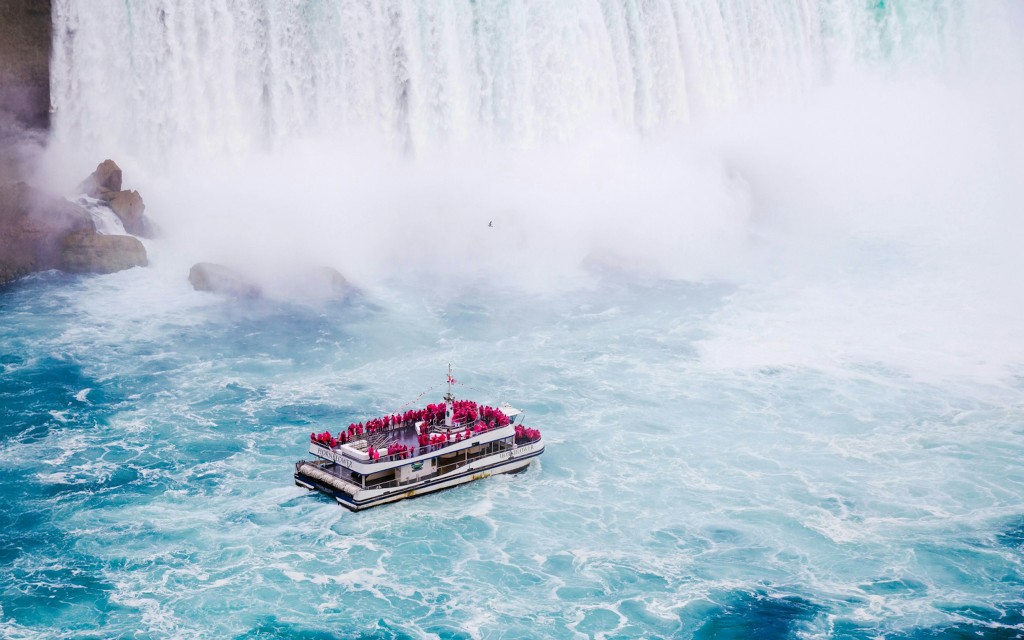 Z Toronto: Jednodniowa Wycieczka nad Wodospad Niagara z Rejsem Hornblower i Opcjonalną Podróżą za Wodospadem (Semi-Private Day Tour with Cruise, Journey Behind the Falls, Skylon Tower & Round-Trip Transportation) - 1