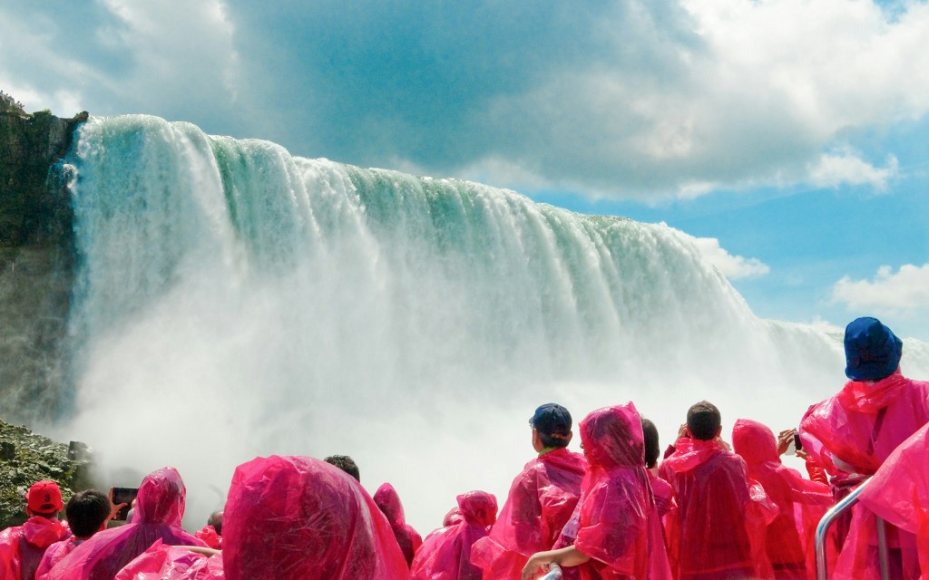 Von Toronto aus: Niagara Falls Day Tour mit Hornblower Schifffahrt, Reise hinter die Fälle und optionalem Skylon Tower (Day Tour with Hornblower Cruise, Journey Behind the Falls & Round-Trip Transportation) - 2