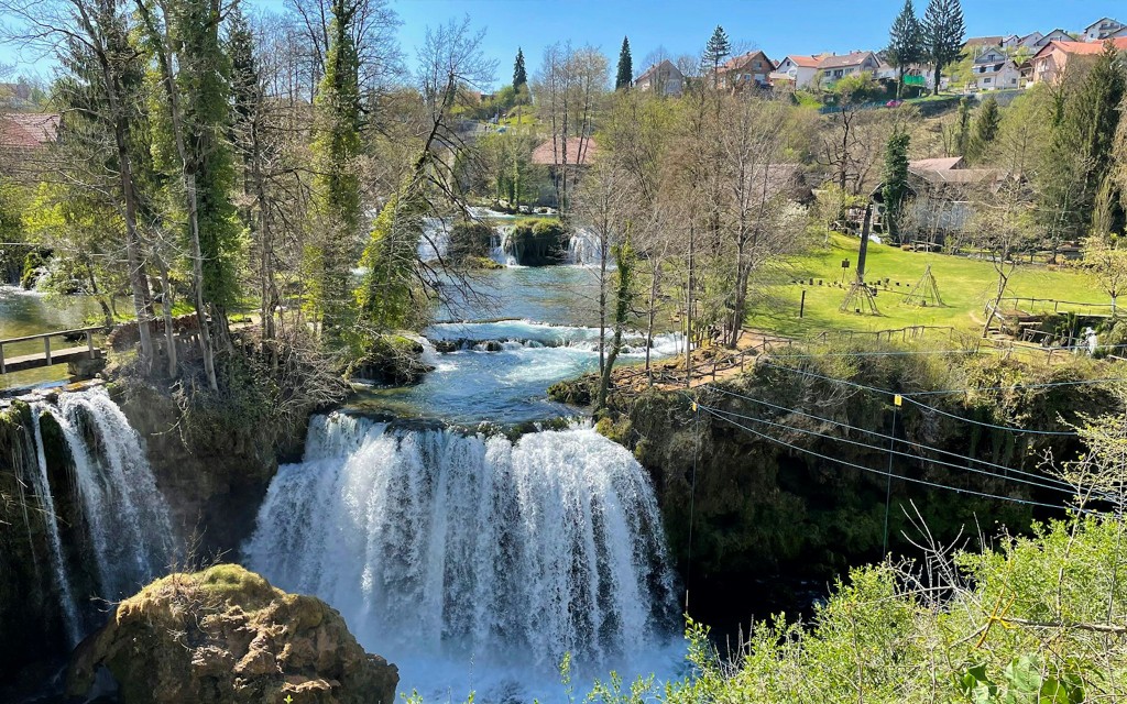 Ab Zagreb: Ganztägige geführte Tour durch den Nationalpark Plitvicer Seen und das Dorf Rastoke (Guided Group Tour) - 3