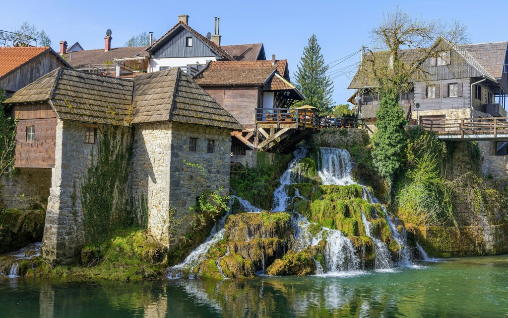 Ab Zagreb: Ganztägige geführte Tour durch den Nationalpark Plitvicer Seen und das Dorf Rastoke (Small Group Tour) - 2