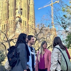 Go With A Local: Skip The Line Sagrada Família Guided Tour in Italian - 2