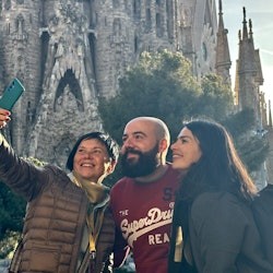 Go With A Local: Skip-The-Line Sagrada Família Tour in French - 2