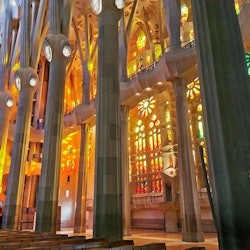 Go With A Local: Skip-The-Line Sagrada Família Tour in German - 3