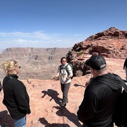 Grand Canyon West: Guided Tour in French + Skywalk Entry - 2