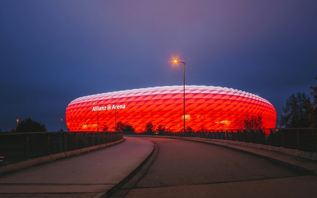 Geführte Tour durch die Allianz Arena mit Besuch des FC Bayern Museums + Bustour (English and German Guide) - 1
