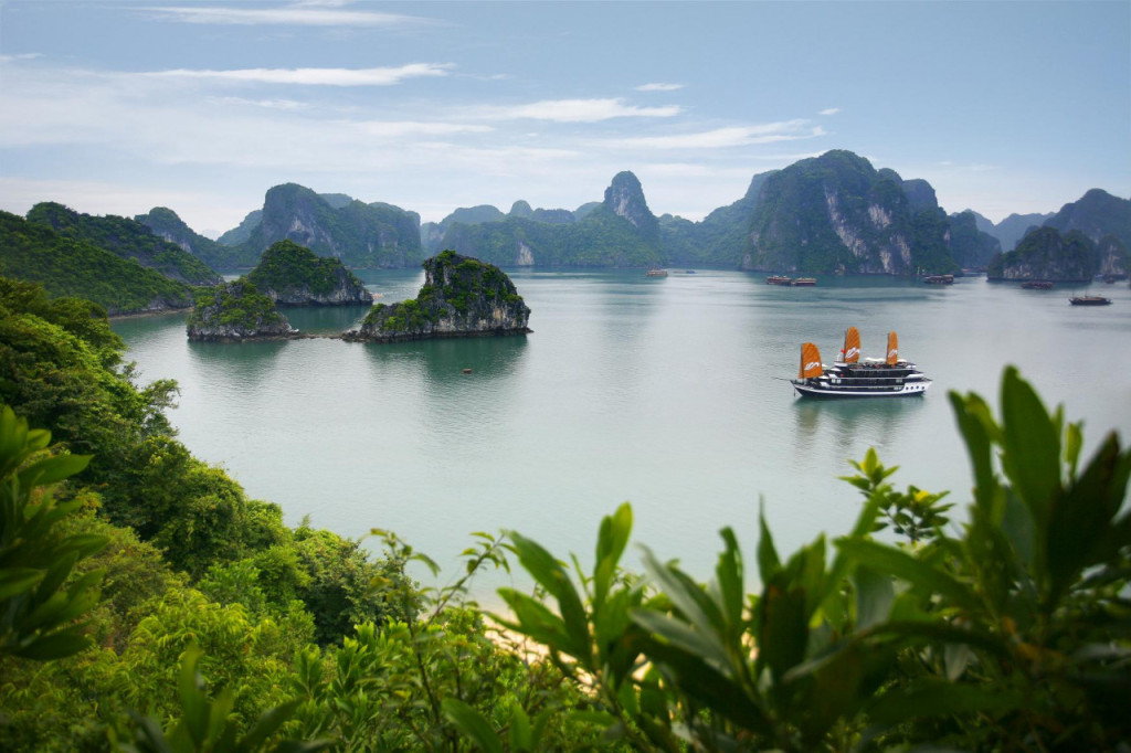Ha Long Bay Cruise with Round Trip Transfer from Hanoi (Ha Long Bay Deluxe Cruise with Round Trip Transfer from Hanoi) - 1