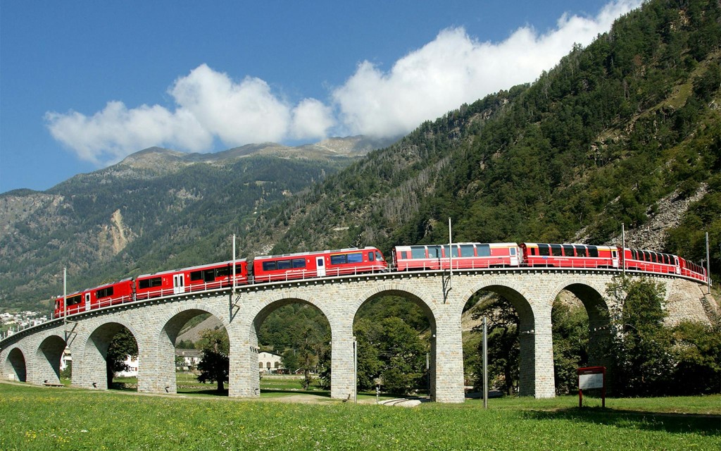 Ab Mailand: Tagesausflug nach St. Moritz und Tirano  (English Tour) - 1