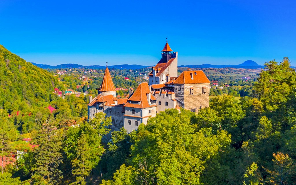 Depuis Bucarest :  Excursion guidée d'une journée du Château de Bran, Château de Peleș et Brasov (Spanish Guided Tour excluding Entry Tickets) - 1