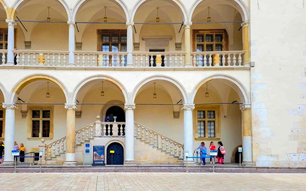 Burg Wawel: geführte Tour mit Schnelleinlass und optionalen Ausstellungen (Wawel Castle Royal Interiors and Crown Treasury Private Guided Tour) - 2